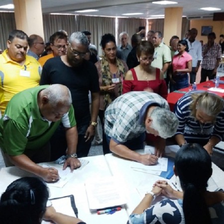 Durante la sesión los artesanos artistas firmaron el llamado “Manos fuera de Venezuela”.