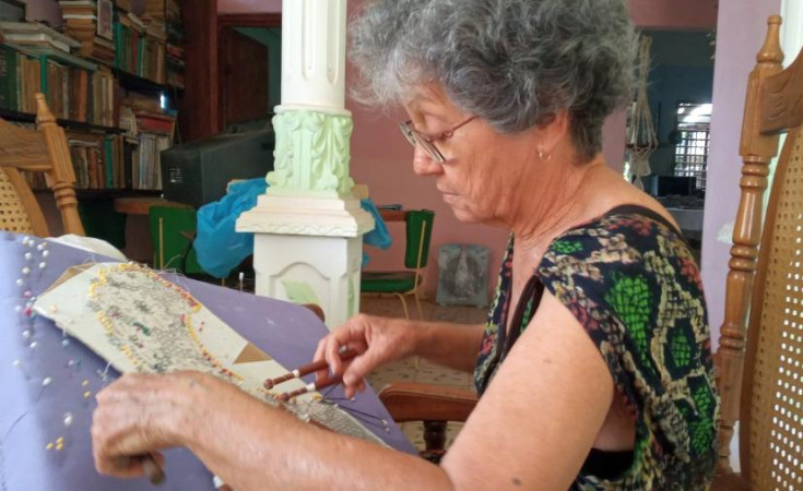 El encaje de bolillos es una de las técnicas antiguas estudiadas por Mery y que está presente en su obra artesanal. (Fotos: Ana Martha Panadés/Escambray).
